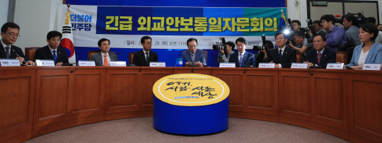 민주당이 28일 국회에서 이해찬 대표 주재로 '긴급 외교안보통일자문회의'를 열고 강효상 의원의 기밀누설을 비판하고 있다. 연합뉴스